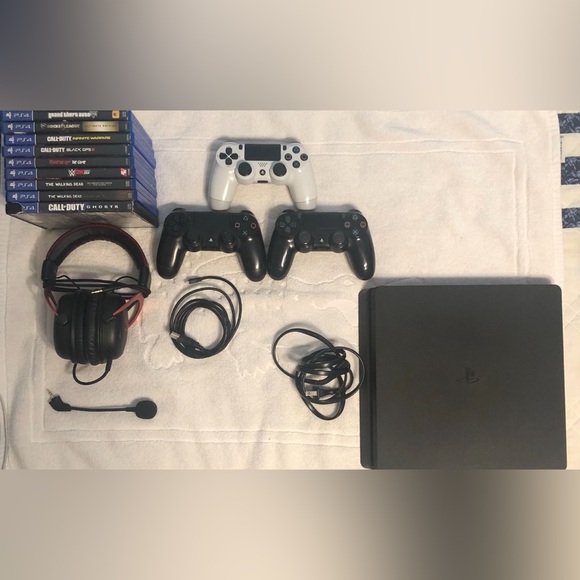 Ps4 Console With 3 Controllers Comes With 10 Games And a Hyperx x Mic